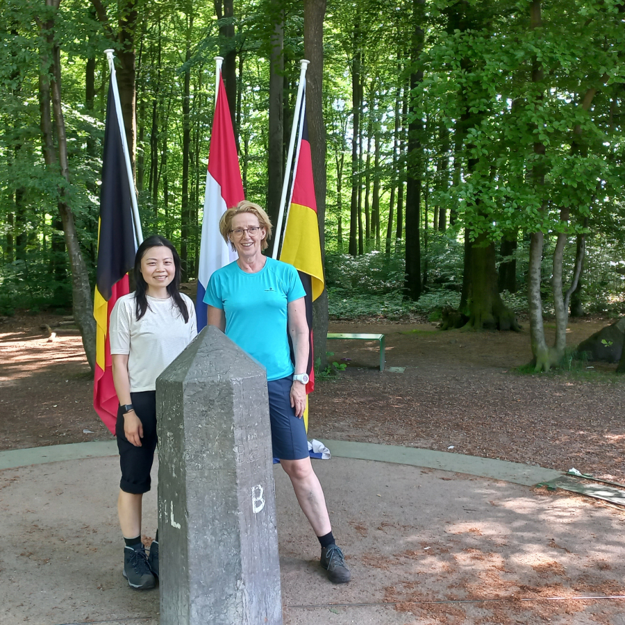 Wandelweekend deelneemsters bij het Drielandenpunt in Vaals